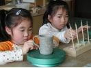 【千葉/勝浦・鴨川】子どもから年配者まで、だれでも参加OK。陶器の絵付け体験にチャレンジの様子