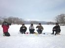 【北海道・函館】冬の定番体験!大沼国定公園で氷上わかさぎ釣りの様子