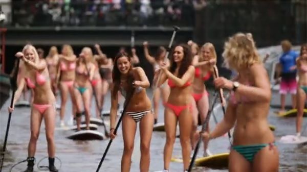 アムステルダム運河がビキニ姿SUP女子に埋め尽くされる!