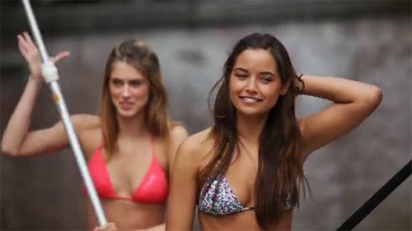 アムステルダム運河がビキニ姿SUP女子に埋め尽くされる!