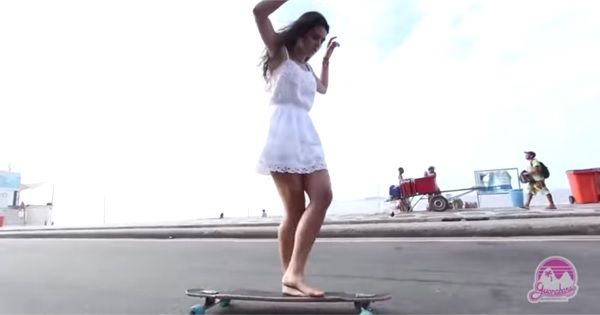 かわいい!!海沿いロングスケートボードがまるでダンスしているよう!!