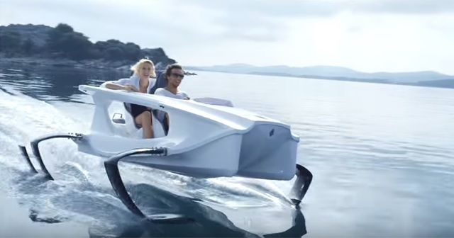 優雅すぎる電動水上バイク『Quadrofoil hydrofoil electric watercraft Q2』