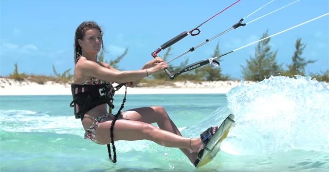風をと戯れる浮遊感とスピード感『KITE BOARDING(カイトボード)』がアツい!!