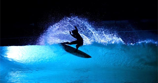 光と波で幻想的!!スペインで行われた「Wavegarden」のナイトサーフ!!