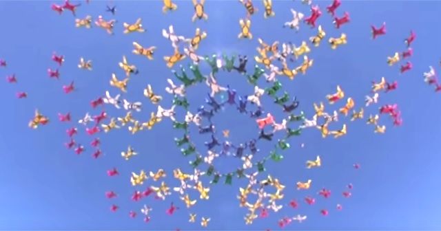圧巻。大空に作るスカイダイバーたちのアート。