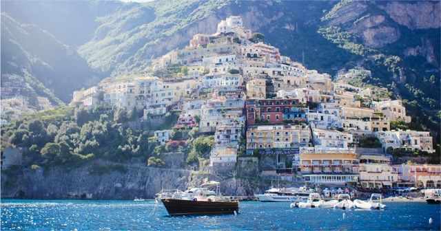 美しすぎる海に囲まれた小さな島、イタリア『カプリ島』。