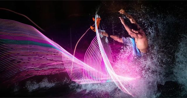 サーフィンで描く、LEDと波のアート作品。