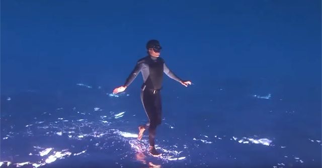 どうなってんの!?水面を人が走ってる!!!