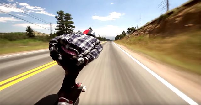 最速110km!?もの凄いスピードで坂道を下るスケートボード!!