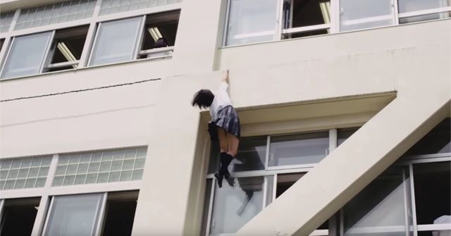 この女子高生超話題!!学校の壁をスイスイ登っていきます!!