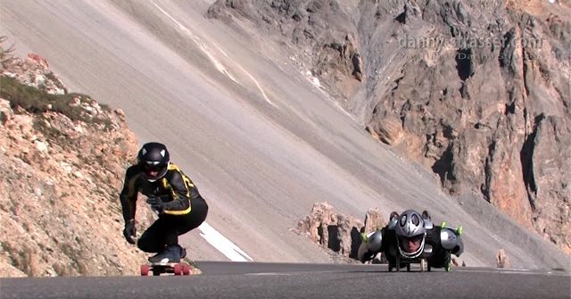 全身ローラーだらけのローラーマンがダウンヒルで対決!!『Rollerman vs Longboard』!!!