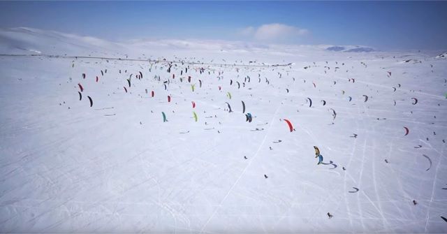 圧巻!広大な雪原に無数の『SnowKite(スノーカイト)』!!&今シーズンの予約受付スタート!!