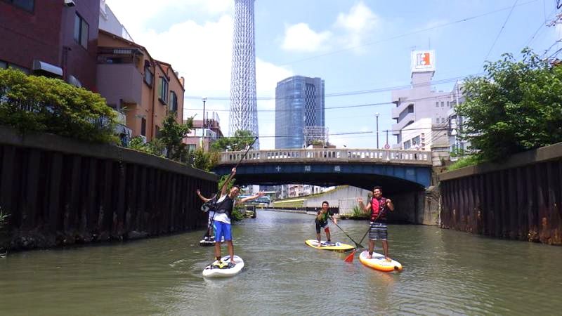 スカイツリーを見上げる都内で体験『SUP(スタンドアップパドル)』がアツい!!
