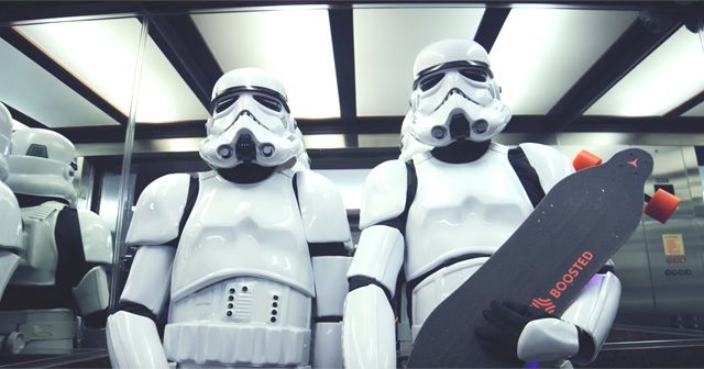 STAR WARSの機動歩兵「ストーム・トルーパー(Storm Trooper)」が電動スケートボードでやりたい放題!!