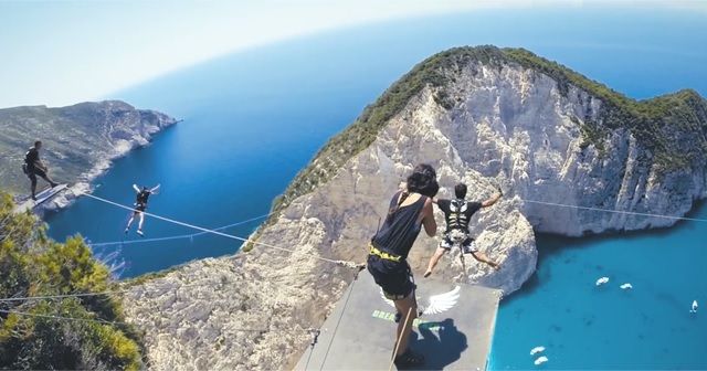 こんな絶景からダイブしてみたい!!ギリシャザキントス島ヴァイオビーチでの『バンジージャンプ』が凄い!!
