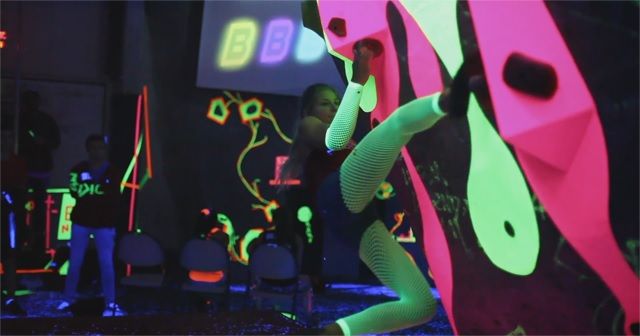 楽しそうです!ブラックライトで光るボルダリング『2015 BLACKOUT BOULDER BRAWL HIGHLIGHTS』!!
