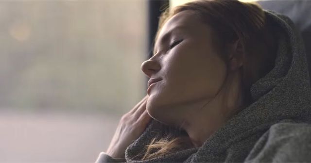 移動中にも快適な眠りを。フードが枕になるパーカー『HYPNOS HOODIE』がスタイリッシュで良いかも。