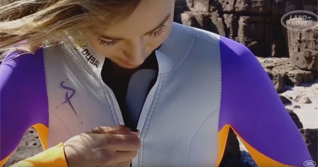 美女サーファー『Sally Fitzgibbons(サリー・フィッツギボンズ)』が出演するランドローバーのCMがまるでサーフムービー。
