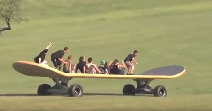メガトン級のスケートボードで遊んでる『Giant Skateboard DESTROY EVERYTHING!! Funny Fail?』が楽しそう!