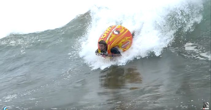 これは楽しそう!『SUMO TUBE SURFING(スモーチューブサーフィン)』!!