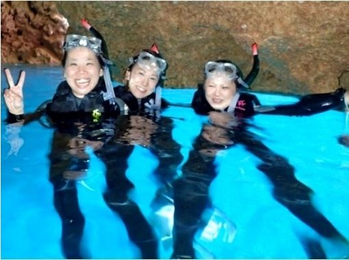 [ 오키나와 · 구니 가미 군] 인기 명소에서 열대어가 마중! 푸른 동굴 스노클링 체험 (120 분)の画像