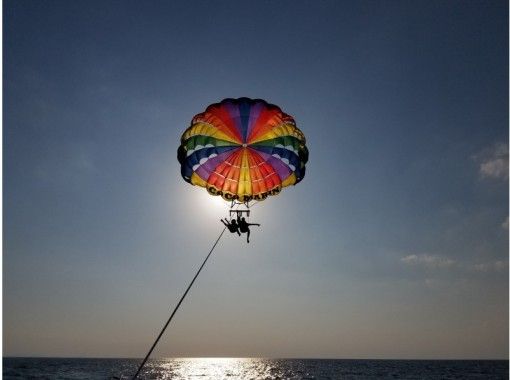 【冲绳·Ginowan】公众参观冲绳日落时间海上拖伞の画像