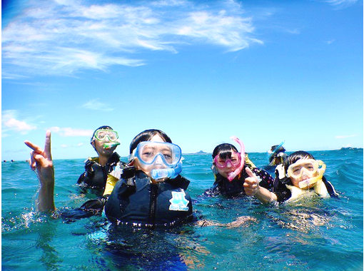 [Okinawa Prefecture Kunigami-gun] sky and cover the sea !! snorkeling and parasailingの画像