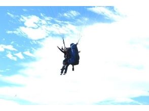 【秋田・男鹿市】大空を鳥のように飛ぶ!パラグライダータンデムフライト体験(2人乗り)の画像