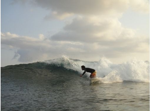 【沖縄・沖縄その他離島】経験豊富のオーナーが案内します！サーフィン体験！の画像