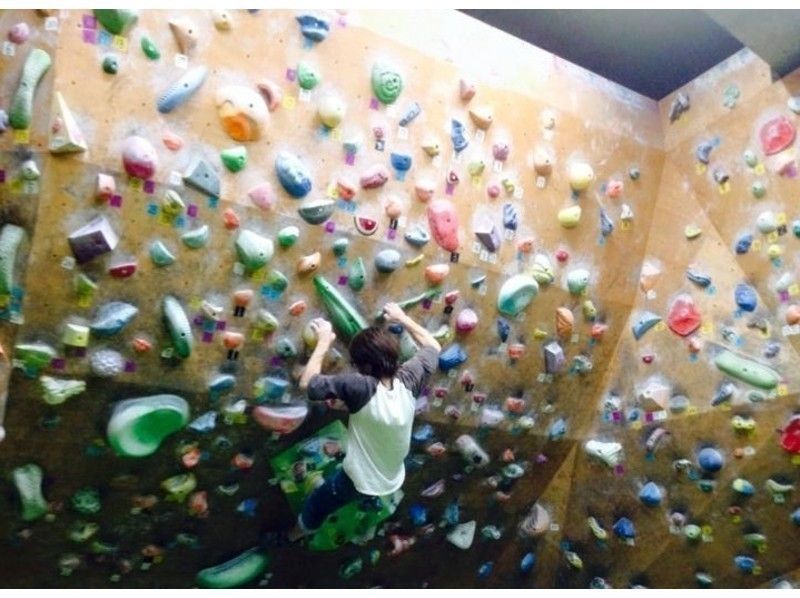 [โอซาก้า-โอซาก้าเมือง] วันหยุดสุดสัปดาห์และวันหยุด จำกัด ! 2 ชั่วโมง bouldering (รวมถึงหลักสูตรเริ่มต้น & ค่าเช่าต่าง ๆ )の紹介画像