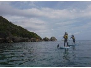 【沖縄・南部】知念岬周辺でシーカヤック or SUP体験（海中探索または無人島砂コース）