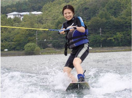 [Yamanashi Prefecture, Lake Yamanaka] Popular marine sports! !! Wakeboarding beginner experience courseの画像