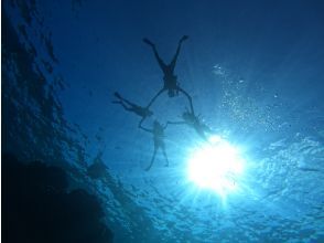 [Okinawa, Sesoko Island] Free 4K camera (GoPro) photo shoot♪ Held in the ocean where sea turtles live! Snorkeling on a banana boatの画像