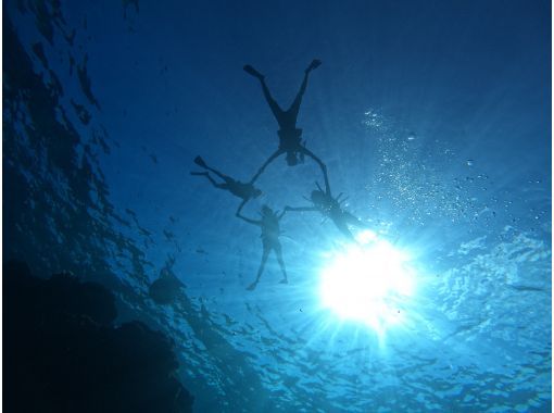 [Okinawa, Sesoko Island] Free 4K camera (GoPro) photo shoot♪ Held in the ocean where sea turtles live! Snorkeling on a banana boatの画像