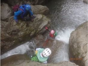 【徳島木沢・新居田の滝(四季美谷)シャワークライミング体験Aファミリーから一般の画像