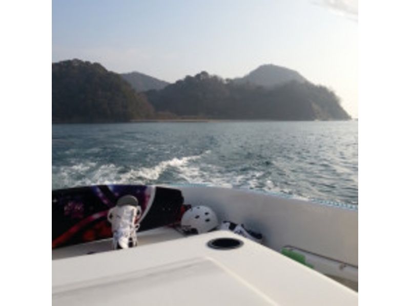 【広島・竹原】瀬戸内海で波乗り！ウェイクサーフィンを楽しもう（1本15分～）