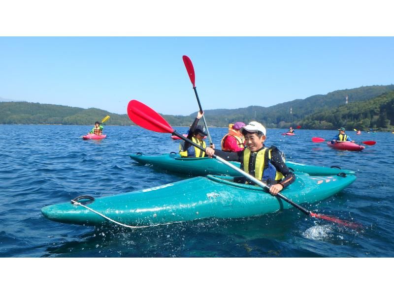 [Nagano, Hakuba] A strange sensation of floating on the water! Single-seater kayaking on Lake Aokiの紹介画像