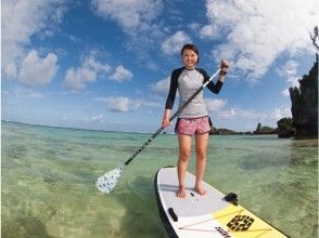 【沖縄・恩納村】ガイド独占!SUP体験&青の洞窟シュノーケリング写真撮影&SDカードプレゼント付き!の画像