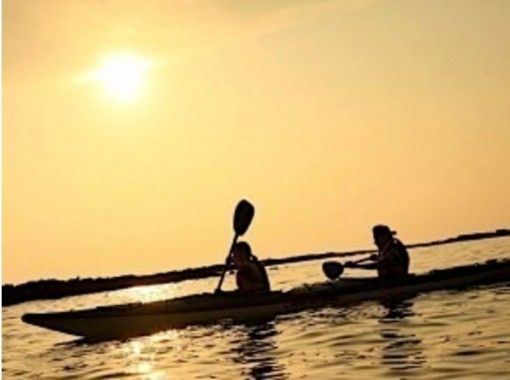 【静岡・熱海】沈む夕日を眺めながらロマンティックな思い出を！シーカヤックサンセットツアーの画像