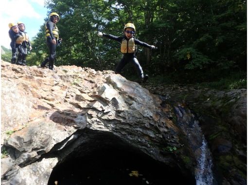 【北海道ニセコ】一組限定の完全貸切制ファミリーキャニオニングツアーの画像