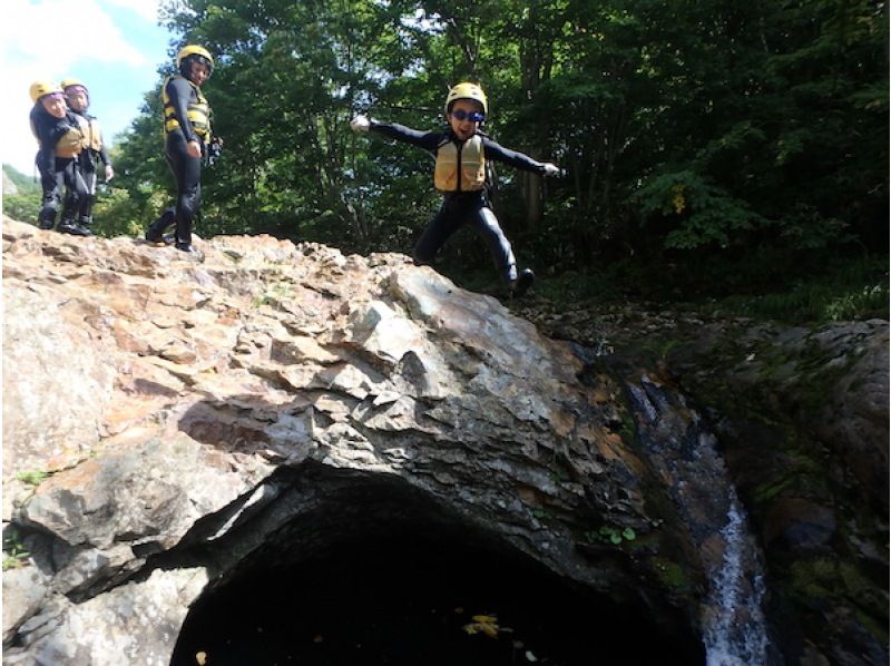 [Niseko, Hokkaido] A private family canyoning tour limited to one groupの紹介画像