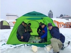 【札幌近郊・茨戸川】北海道冬の風物詩!!石狩茨戸川 ジロ-さんのワカサギ釣り体験ツアー 札幌発送迎付の画像