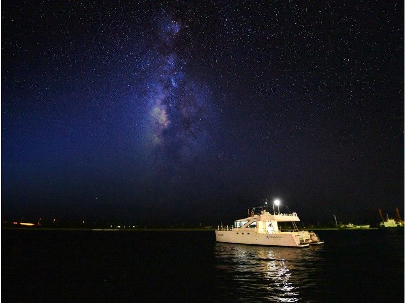 [Okinawa Ishigaki island] A full starry sky looking up from the sea while listening to Sanshin