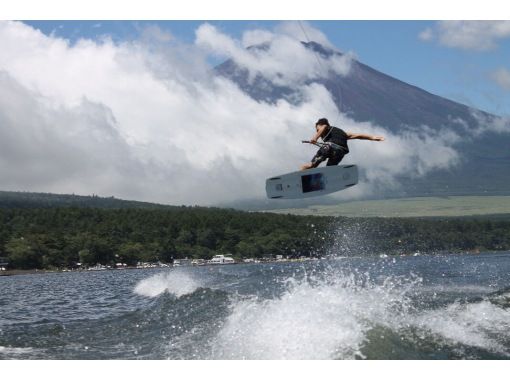 [Yamanashi / Lake Yamanaka] Feeling refreshed with a wakeboard! Course selectableの画像