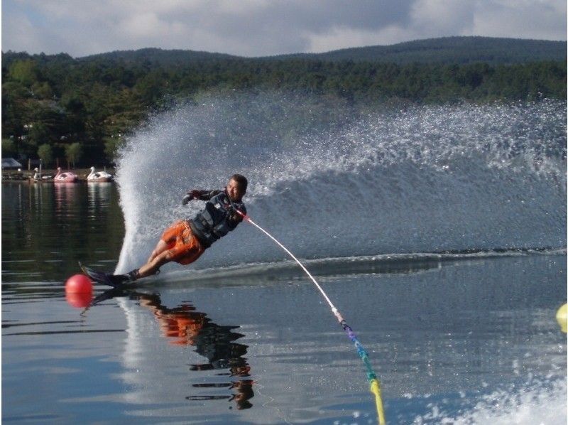 【山梨・山中湖】ウェイクボードまたは水上スキーで爽快気分!コースいろいろ選択可能