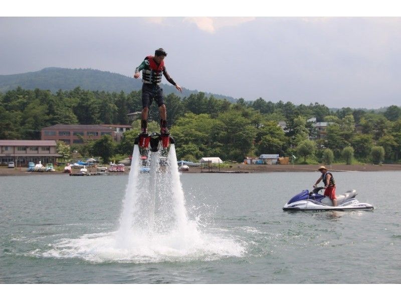 【山梨・山中湖】フライボードで空高くジャンプ!フライボードコース