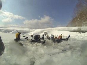 [Hokkaido Lake Shikotsu] Lake Shikotsu Ice Walk Tour Hararahara pounding photo &Hot spring Sale ticket gift ♪