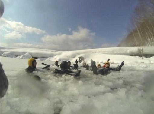 [Hokkaido Lake Shikotsu] Lake Shikotsu Ice Walk Tour Hararahara pounding photo &Hot spring Sale ticket gift ♪の画像