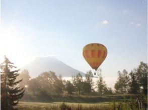 【北海道・ニセコ】　朝の光の中でふんわりと浮かぶ熱気球係留フライト体験！