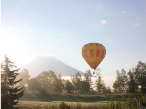 【北海道・ニセコ】　朝の光の中でふんわりと浮かぶ熱気球係留フライト体験！の画像